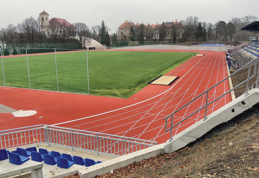 2017 SLAVKOV U BRNA ZDARMA Rekonstrukce městského stadionu byla dokončena Slavkovský atletický stadion dostal ke svým sedmdesátinám příhodný dárek kompletní modernizaci a obnovení zašlého desetiboje