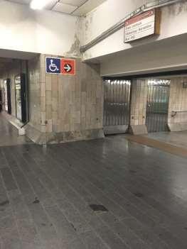 Sjezd plošiny po kratších schodech do vestibulu metra trvá 1:30 minut a sjezd plošiny po delších schodech z vestibulu na povrch cca 3 minuty.