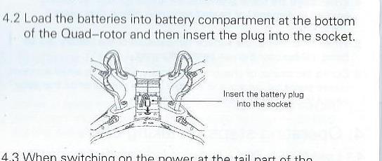 Vložte baterii do prostoru pro baterii na spodní straně kvadrokoptéry a zapojte jí pomocí konektoru k tělu kvadrokoptéry.