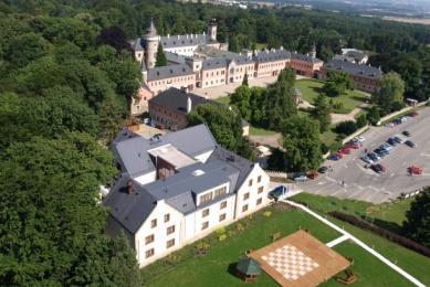 Hotel se nachází v obci Josefův důl přímo v srdci Jizerských hor a je zaměřen na wellness a relaxační pobyty.