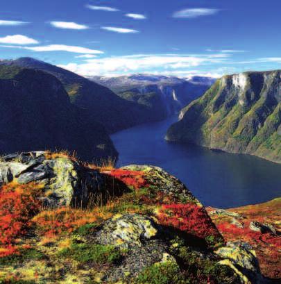 den HELLESYLT GEIRANGERFJORD (NORSKO) Přívozní osada v ohromujícím fjordu Geiranger je nedaleko nejhlubšího jezera Evropy Horindalsvannet (514 m), které lze navštívit během výletu do hor a kolem