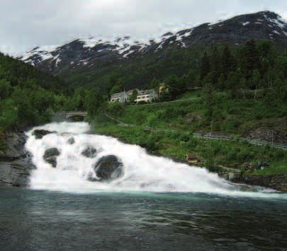 den FLAM (NORSKO) Flam je vsazen do malebné scenérie na konci fjordu Aurland.