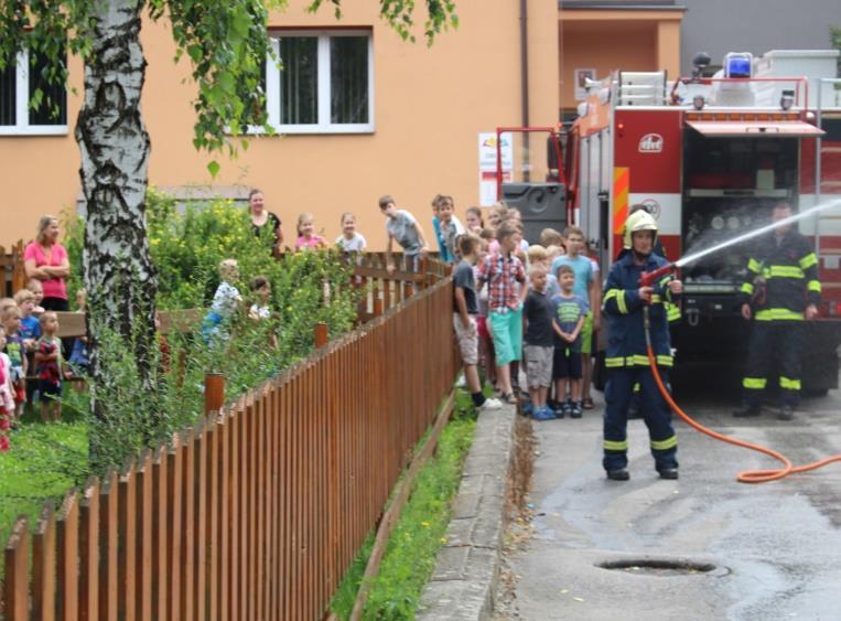Poté, co jsme vyběhli ven, přijeli hasiči s hasičským autem a spustili sirénu.