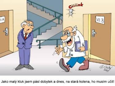 Kamarádi obědvali ve školní jídelně, když najednou uviděli z okna jídelny, jak se nějaká úplně nahá paní opaluje na svém balkóně.