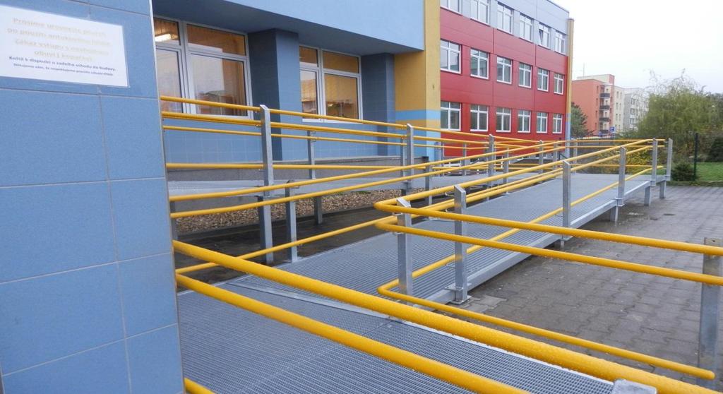 Aby se mohli v naší škole vzdělávat žáci pohybově znevýhodnění, podalo vedení školy žádost do grantového řízení NADACE ČEZ Oranžové schody.