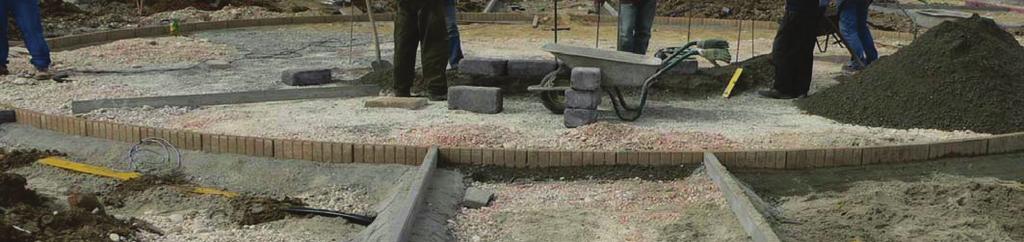 Vysypaný materiál sa pomocou laty stiahne do roviny, v prípade veľkých plôch je vhodné použiť strojové zariadenie.