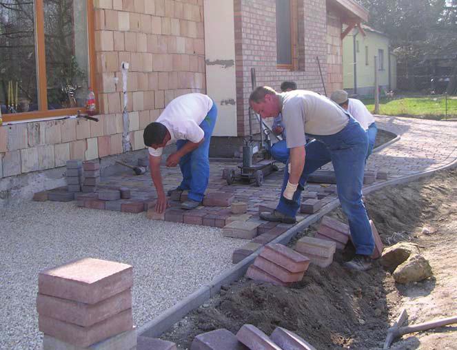 ō Spodnú stranu betónových platní je nutné navlhčiť. ō Na betónový podklad sa bodovo nanesie lepiaca zmes v 5 miestach pod každou dlaždicou, hrubá asi 0 mm.