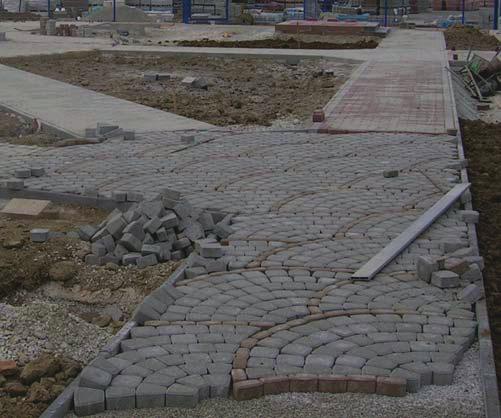 Osadenie jednotlivých platní do roviny skontrolujeme pomocou laty, narovnanie dlažby sa vykonáva pomocou gumového kladiva. 3.