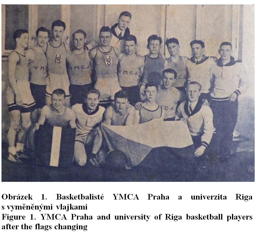 Obrázek 1. Basketbalisté YMCA Praha a univerzita Riga s vyměněnými vlajkami Figure 1.