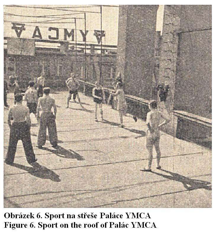 Obrázek 6. Sport na střeše Paláce YMCA Figure 6. Sport on the roof of Palác YMCA turnaji v Bratislavě prorazila YMCA Praha Sokol Královo Pole 37:17 (16:13).