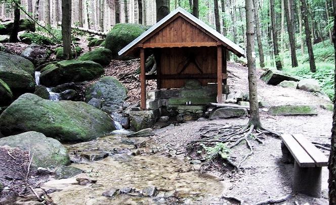 Obrázek 8-5 Studánka pod Borem v PR Faní stráň (foto mapy.cz) Farní stráň přísluší k nejsvrchnější části výplně vnitrosudetské pánve, tj.