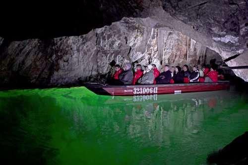 Obrázek 5 Podzemní plavba v Punkevních jeskyních