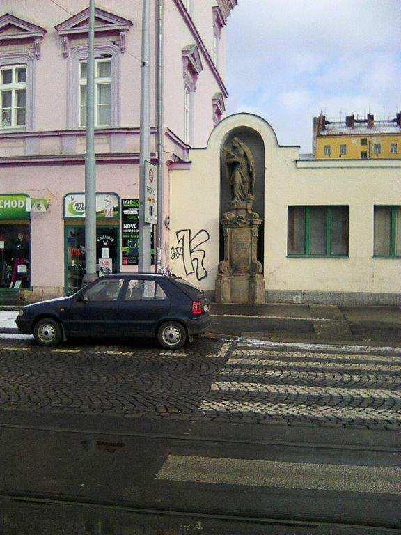 Park na Plzeňce, mrazivé dopoledne v půlce ledna. Čtvrtek, je tu začátek vycházky nazvané Praha kubistická, vycházky jednou již odložené pro velmi špatné počasí.