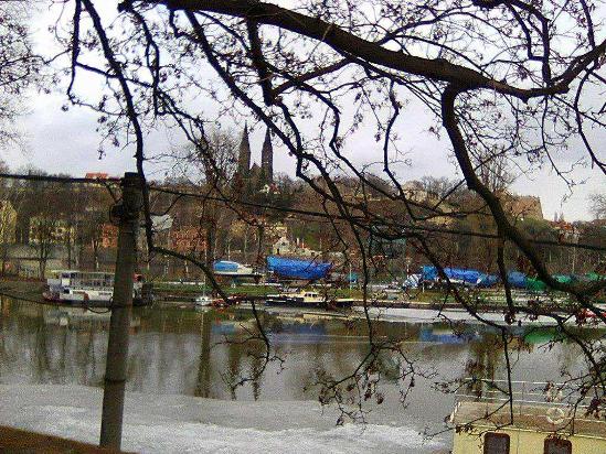 Po 117 letech slouží pouze po úpravách nástupních věží bez problémů dodnes Opustili jsme park před Smíchovským nádražím a překonali dvě pro dopravu klíčové silnice Plzeňskou a Strakonickou.