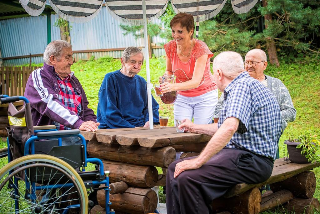 ORGANIZÁCIE V ZRIAĎOVATEĽSKEJ PÔSOBNOSTI KRAJA 75 stredných škôl 2 jazykové školy 1 škola v prírode 1 školský internát 25 zariadení sociálnych