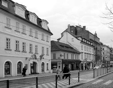 Úzká historická ulička má sloužit k dopravní obsluze hotelového komplexu. Foto R. Biegel, leden 2007 Historická zástavba Újezdu v kontrastu s vysokým novobarokním domem čp. 421-III.