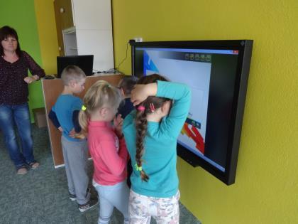 prostřednictvím programu Alf, Alfíček nebo využíváme soubor interaktivních tématických programů Barevné kamínky V oblasti duševní pohody dětí, estetického cítění a