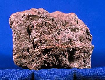 Většinou se vyskytuje v zrnitých oolitických nebo paprsčitých agregátech. Obsahuje 70 % železa a běžně bývá znečištěn SiO 2, podíly TiO 2, FeO atd. Je jedním z nejobecnějších nerostů. Magnetit (Obr.