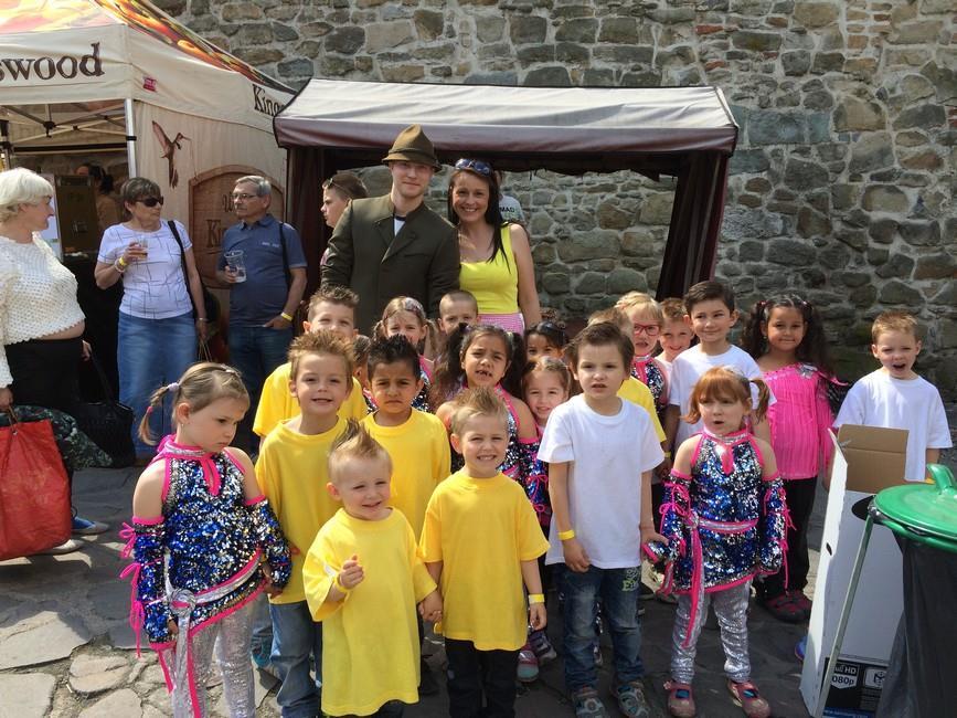 Vystoupení dětí na Dni Slezské Ostravy Dne 24. května jsme s dětmi Mateřské školy Nástupní vystoupili na Slezskoostravském hradě pro maminky, babičky a další rodinné příslušníky.