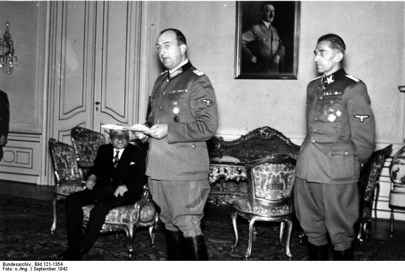 Reinhard Heydrich nastolil stanné právo, cílem byla likvidace dosavadní české autonomie v rámci Říše,