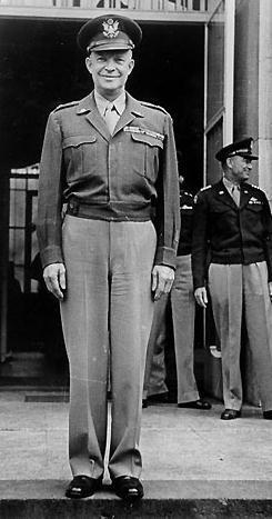 Dwight Eisenhower známý též jako Ike, americký generál a politik,vrchním velitelem spojeneckých sil v Evropě (1944-1945), úřad prezidenta USA zastával po dvě funkční období v letech 1953-1961 1943