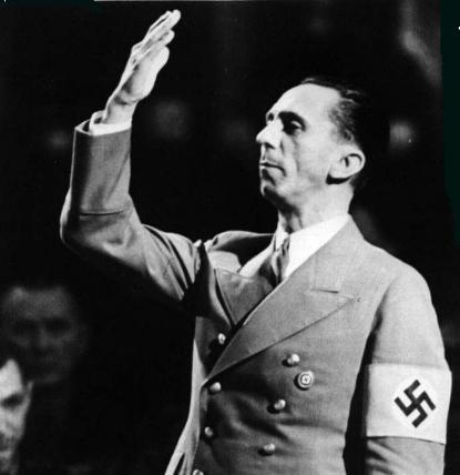Joseph Goebbels jeden z nejvyšších nacistických představitelů a válečný zločinec, byl říšským ministrem propagandy, znám svým zapáleným, energetickým slovním projevem a