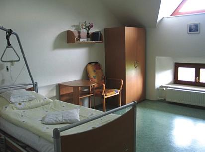 Všechny pokoje mají vlastní sociální zařízení, jsou vybaveny polohovacími postelemi s antidekubitními matracemi a signalizací.
