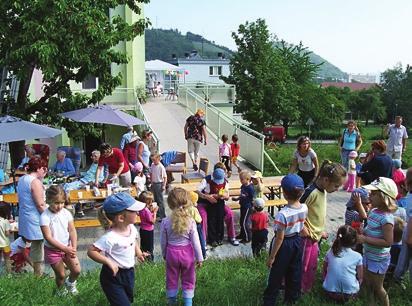 Hospic v Mostě se nachází v klidném prostředí vilové čtvrti na kraji lesa a v těsné blízkosti nemocnice, jeho součástí je velká zahrada s ovocnými