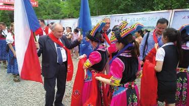V sobotu dopoledne jsme navštívili nádherný buddhistický chrám Baoguo a muzeum regionu Emeishan. Slavnostní večeře se konala za účasti našeho, čínského a tibetského souboru a také hostů z Japonska.