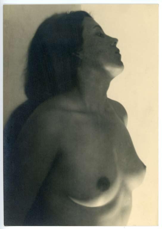 17 Drtikol František (1883 1961) Akt, cca 1920 bromostříbrná fotografie, vintage print, 21x14,8 cm, stav: