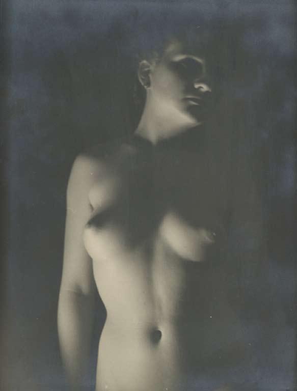 18 Drtikol František (1883 1961) Akt, cca 1920 bromostříbrná fotografie, vintage print, 30x24 cm, stav: