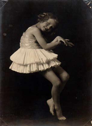 30000 45000 Kč 25000 Kč 21 Drtikol František (1883 1961) Baletka, 1921 bromostříbrná fotografie, vintage print, 19x13,5 cm, značeno slepotiskovým