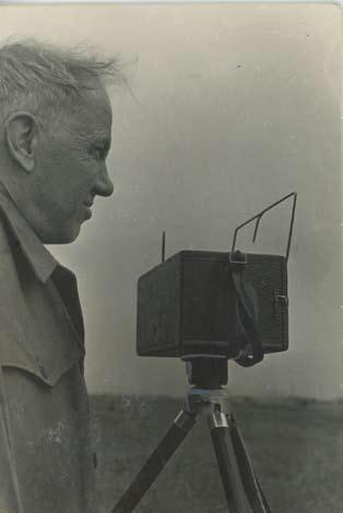 cena: 3500 6000 Kč 2500 Kč 53 Kopecký Bohdan (1928 2010) Josef Sudek při realizaci fotografického cyklu Smutná krajina, 50.