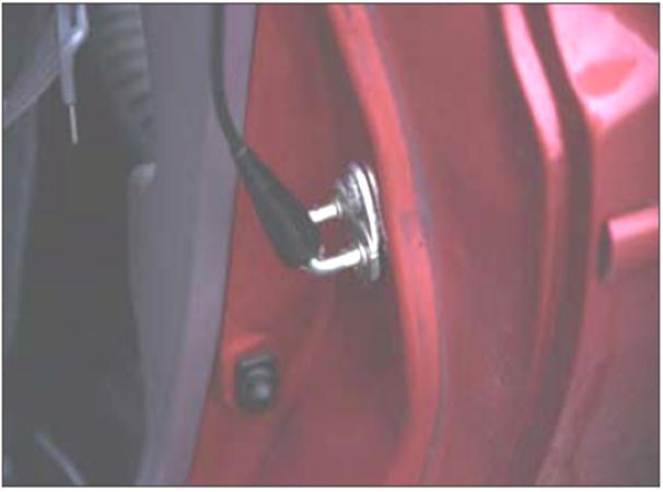 Vyšším napět ovým úrovním musí vyhovět zejména výbušné či hořlavé komponenty a systémy ve vozidle např. airbagy, palivové systémy apod. Ukázka testu palubního airbagu je uvedena na obr. 10.19.