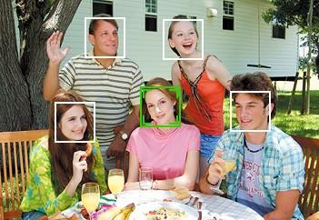Obrázek číslo 2 ukazuje příklad vyhledávání obličejových ploch ve snímku. Takových oblastí se může ve scéně nacházet hned několik.
