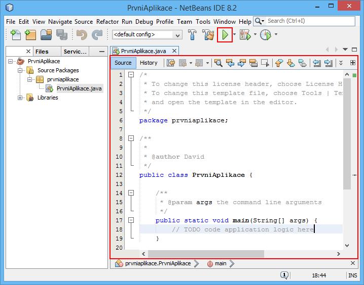Zajímat nás bude zejména prostřední okno, do kterého nám NetBeans vygeneroval kostru zdrojového kódu. Možná může být překvapením, že nezačínáme s prázdným oknem, ale rovnou s kusem kódu.
