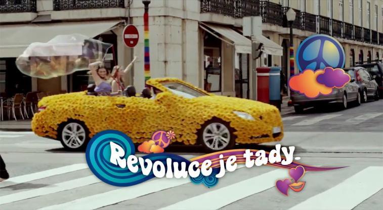 O2 Revoluce Pusťte kredit z hlavy Objevujte teď a tady Marketingové kampaně mobilních operátorů Obrázek 11: Reklamní spot O 2 2013 free tarify Zdroj: YouTube, 2013 Další reklamní kampaně O 2, které