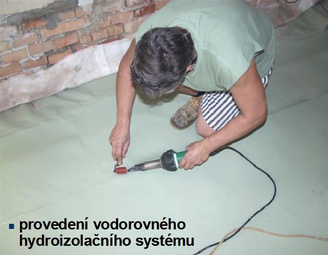 Foto /14/ Dno šachty jímky Šachta dojezdu výtahu byla izolována na místě svařenou jímkou z desek tuhého PVC tl. 10 mm /foto 14/.