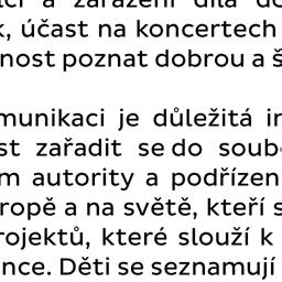 je schopen vyjádřit své emoce provedením díla (kompetence komunikační), vystupuje