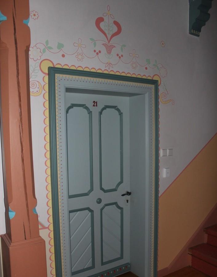 Masivní pokojové dveře (obrázek č. 17), které byly pro Maměnku vyrobeny, jsou vsazeny do velmi širokých zárubní za pomoci ručně vyráběného ozdobného kování.