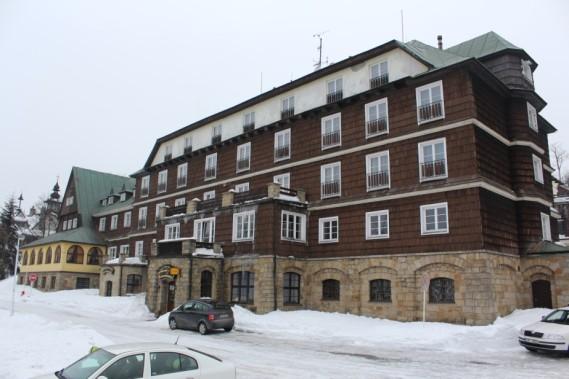 17 Dřevěné dveře ubytovny Maměnka (Mec, ) 3.3. Hotel Tanečnica Hotel Tanečnica (obrázek č. 16.) neboli útulna Edvarda Parmy přešla v roce 1948 pod státní podnik Valašské hotely a restaurace.