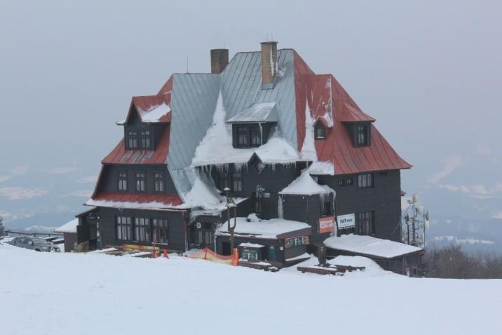 3.4. Hotel Radegast Obrázek č. 18 Hotel Radegast (Mec, ) Po skončení II. světové války byl na jižním svahu pod hotelem proveden vrt, který měl zajistit dostatek pitné vody pro provoz hotelu.