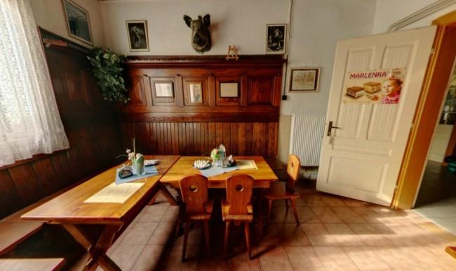 slovenských turistov a lyžiarov (Daněk, 1999). Dnes chata nabízí 29 lůžek v pěti čtyřlůžkových a třech třílůžkových pokojích, společné koupelny a toalety. 3.6.