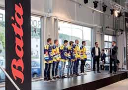 BERANI PŘEDSTAVILI NOVÉ DRESY PARTNERŮM KLUBU Hokejový klub Aukro Berani Zlín představil nové dresy, ve kterých odehraje jubilejní 50.