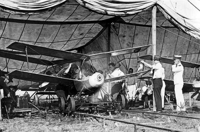 2. Historický vývoj: 2.1. Pionýři Dálkově, případně samočinně pilotované stroje bez lidské posádky jsou vynálezem téměř stejně starým jako letectví samo.