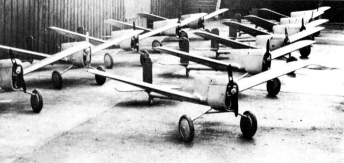 2.4. První sériové bezpilotní stroje pro letecké snímkování Zájem o dálkově řízená bezpilotní letadla se v meziválečných letech soustředil nejen ve Velké Británii.