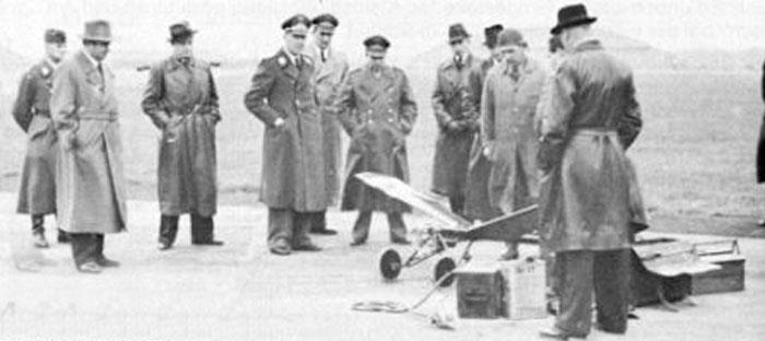 První let, tehdy ještě volného letounku Argus AS 292, byl uskutečněn 9 června 1937. Dne 14. května 1939, letěl stroj poprvé řízený rádiem.