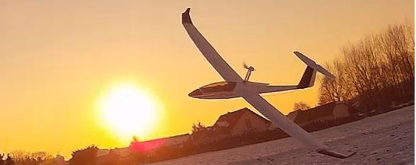 Tento motorizovaný větroň je autorovým třetím modelem postaveným ze stavebnice. Jeho letové vlastnosti byly pro něj velmi příjemným překvapením.
