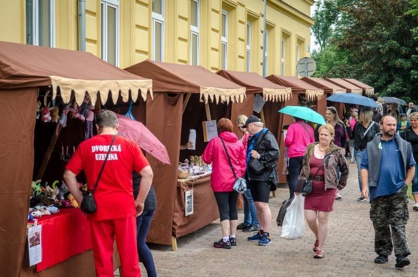 textilní výrobky, smetáky a kartáče z přírodních žíní, dřevěné dekorace, šperky.