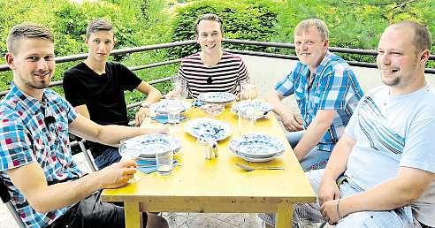 16 27. října 2016 Česká republika KDO UVAŘÍ Pondělí: Martin Ryska (24) Pracuje v živočišné výrobě ažije sám. Pokud Martin vyhraje, peníze investuje do svého bydlení.